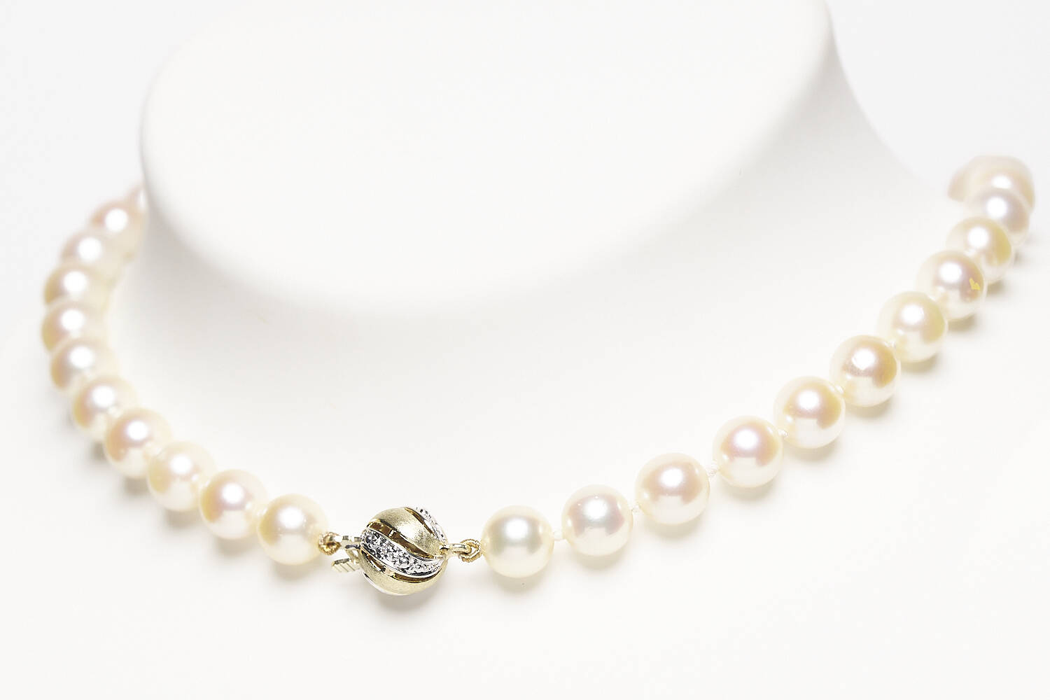 Perlenkette mit 585 Gelbgold-Schließe und Brillanten