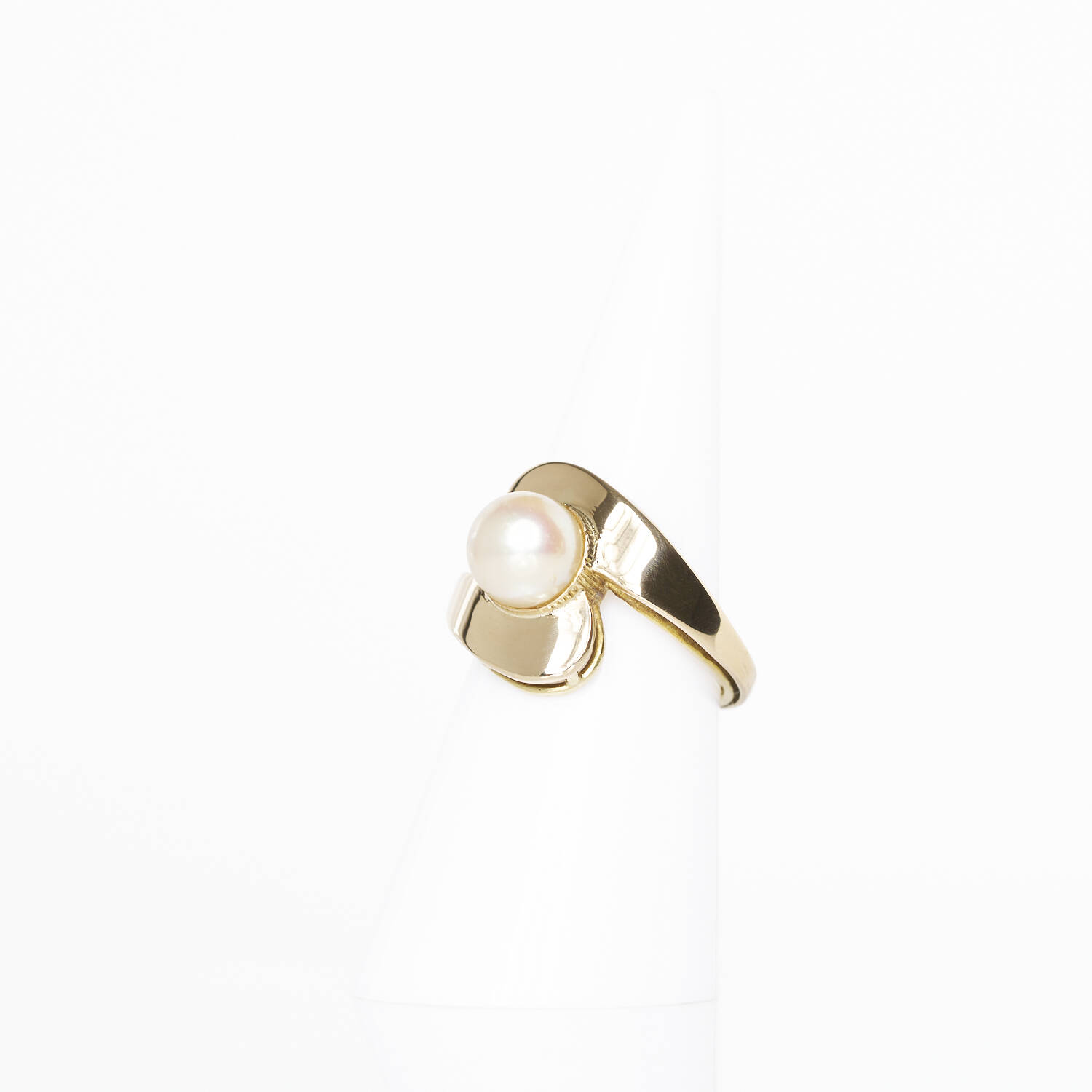 Damenring in 585 Gelbgold mit Süßwasserzuchtperle (1830)