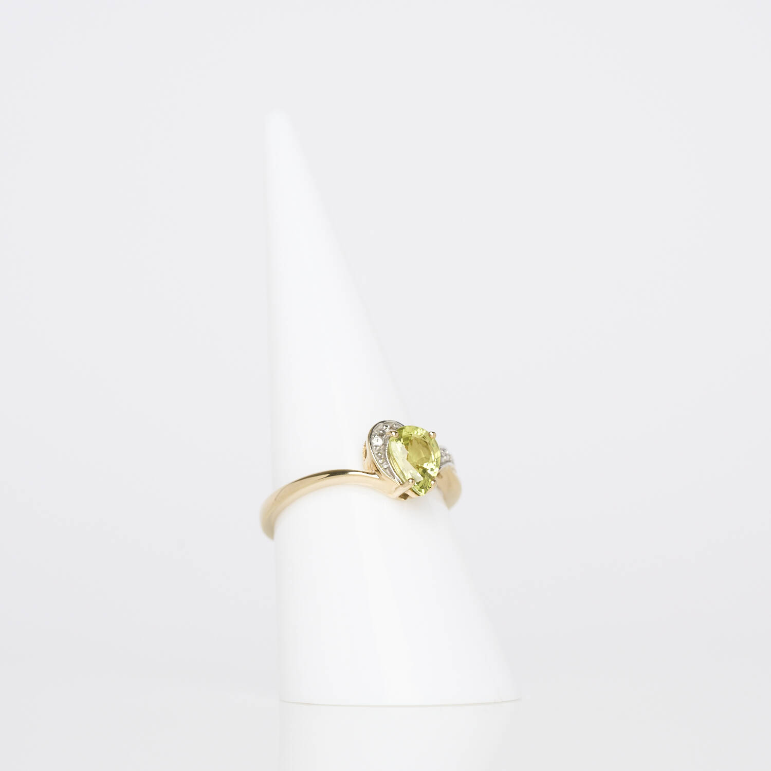 Damenring in 375 Gelbgold mit Chrysoberyll und weißen Safiren (691)