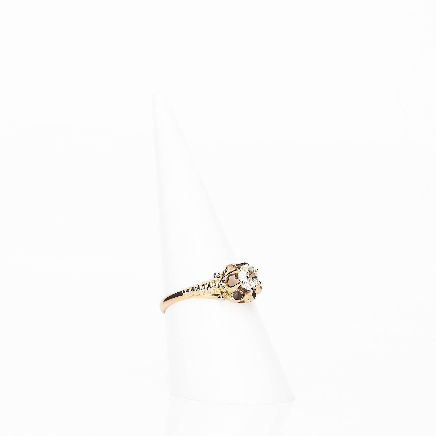 Antiker Damenring in 750 Gelbgold mit Diamant - Handarbeit (1404)