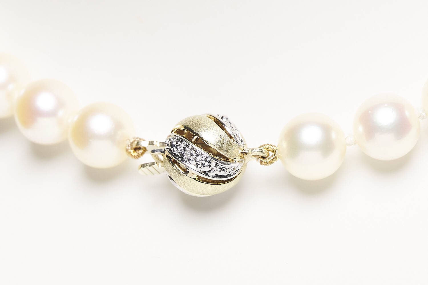 Perlenkette mit 585 Gelbgold-Schließe und Brillanten