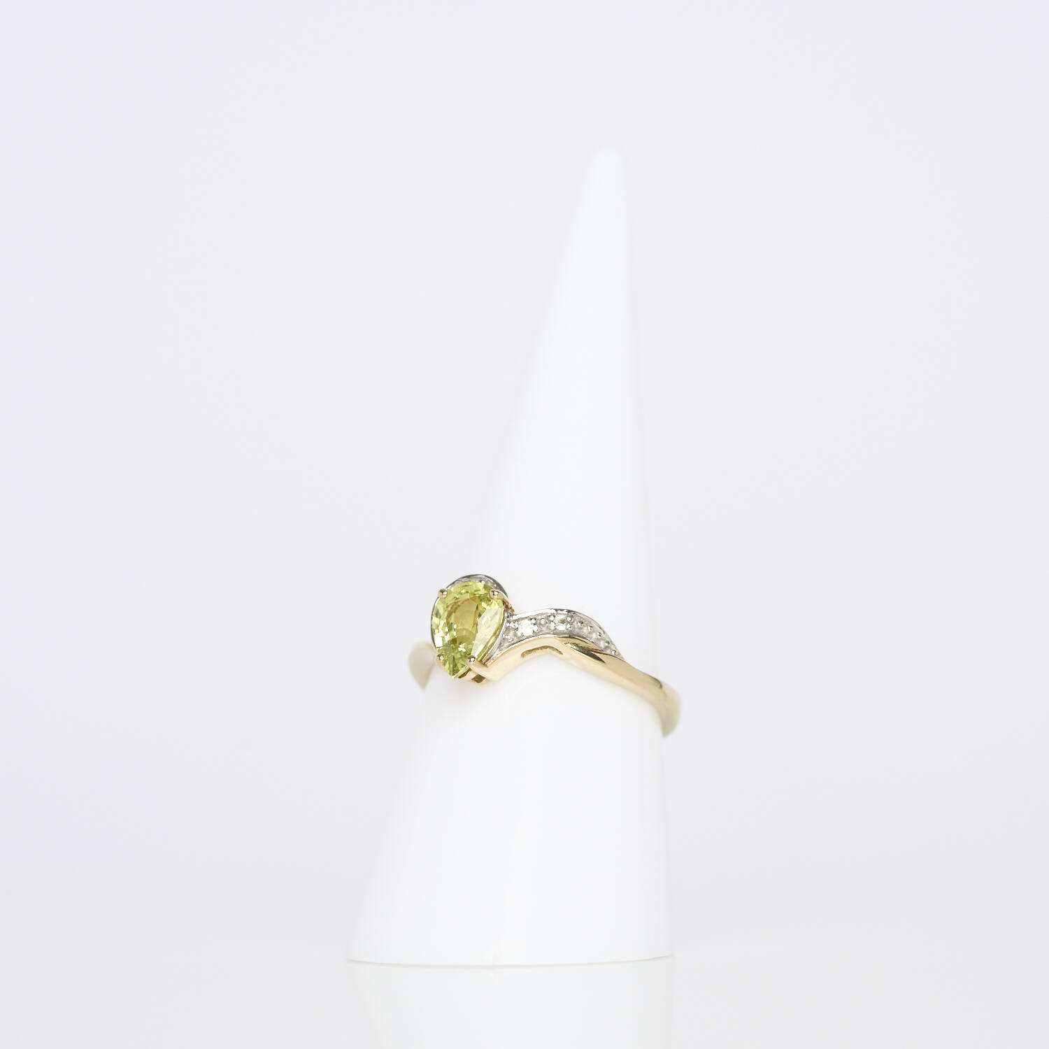 Damenring in 375 Gelbgold mit Chrysoberyll und weißen Safiren (691)