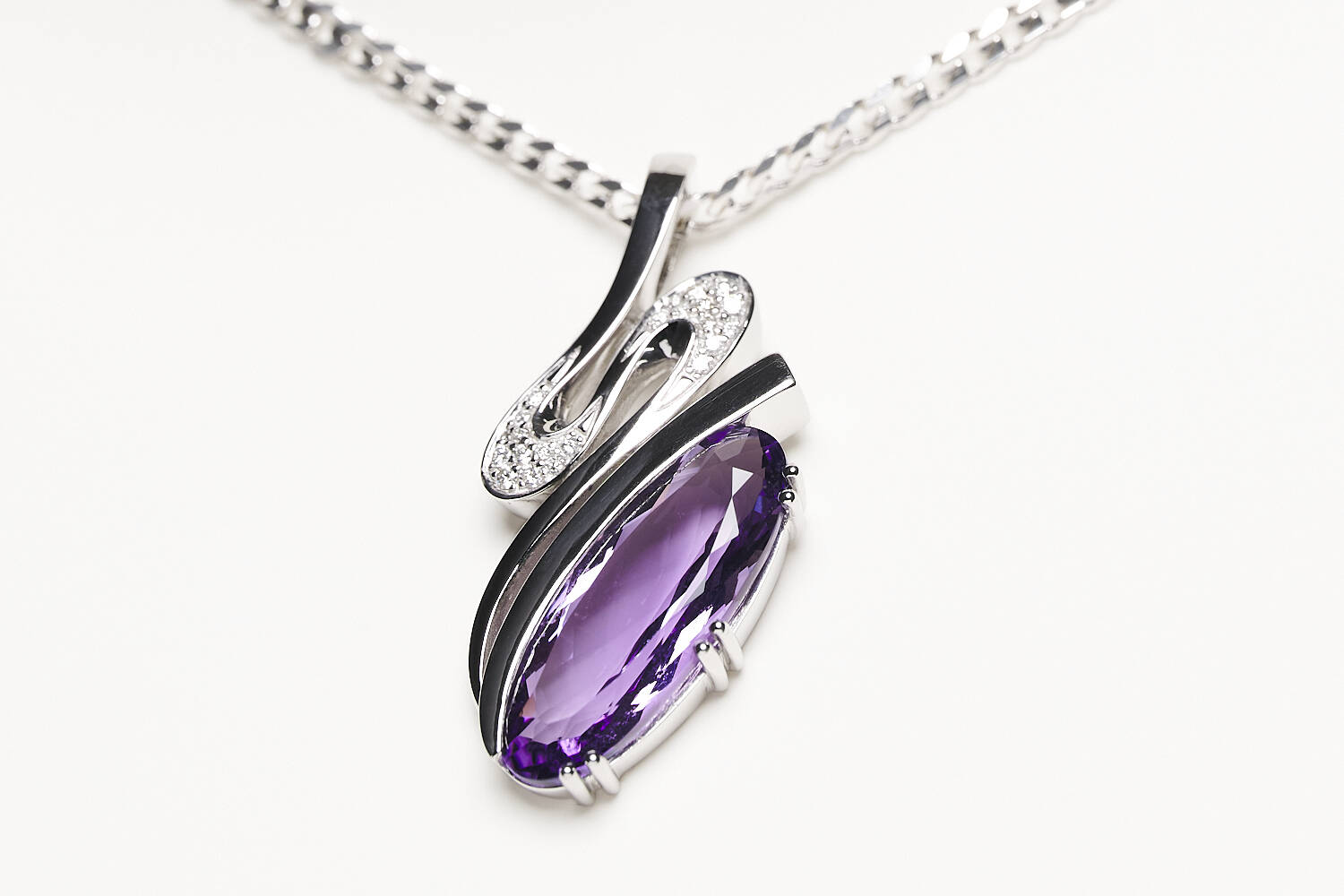 Anhänger in 585 Weißgold mit Brillanten und Amethyst