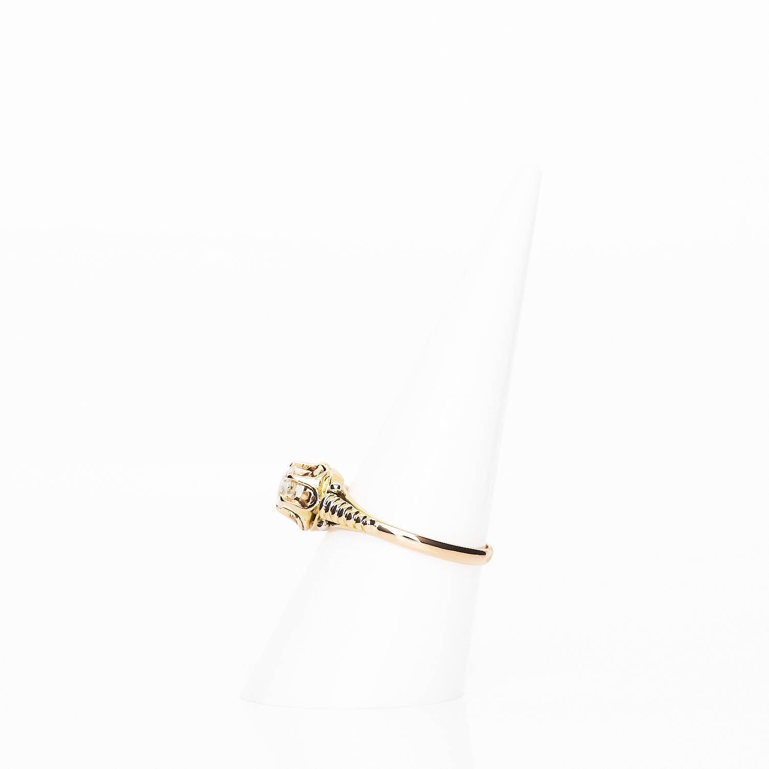 Antiker Damenring in 750 Gelbgold mit Diamant - Handarbeit (1404)