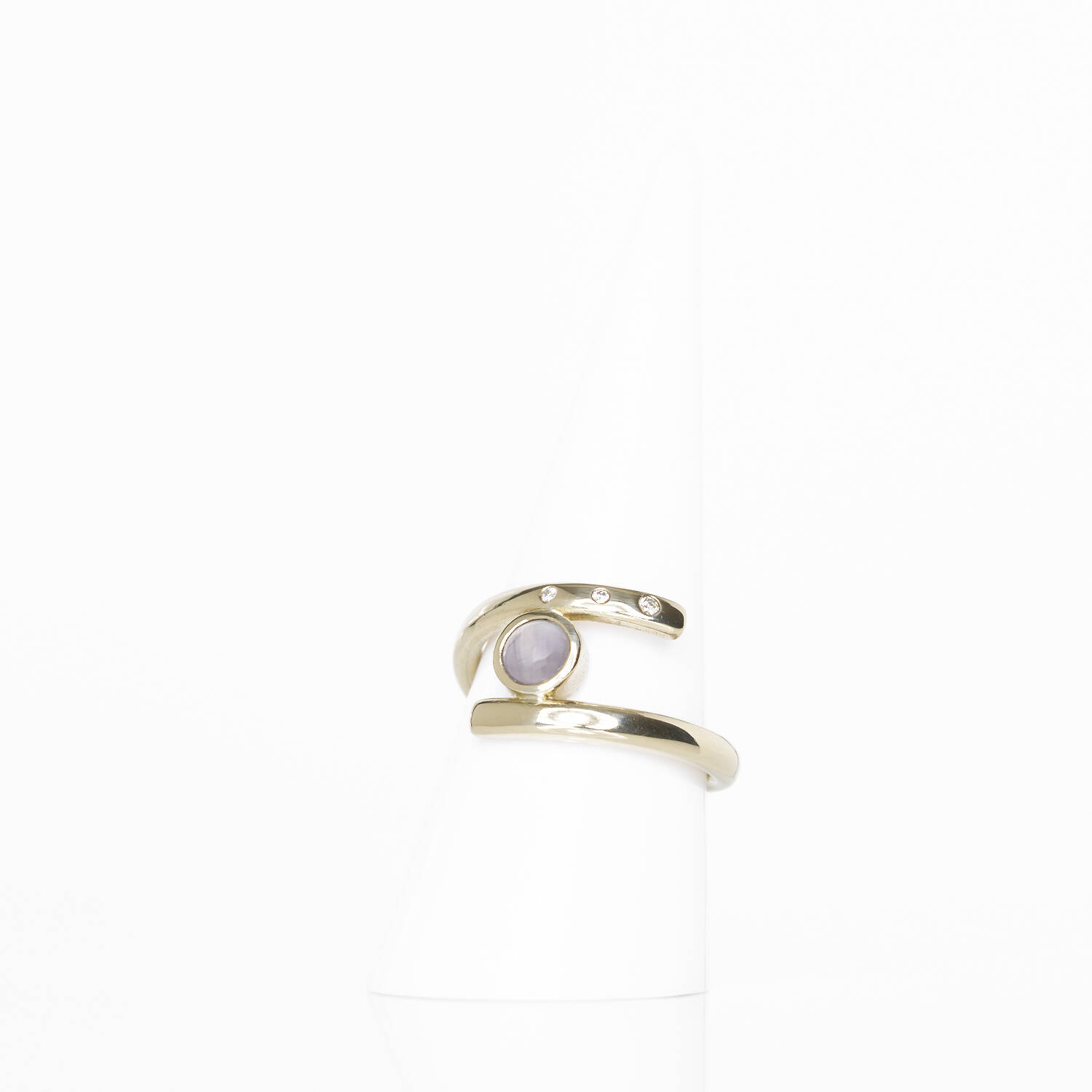 Damenring in 585 Gelbgold mit Sternsaphir und Brillanten (1780)