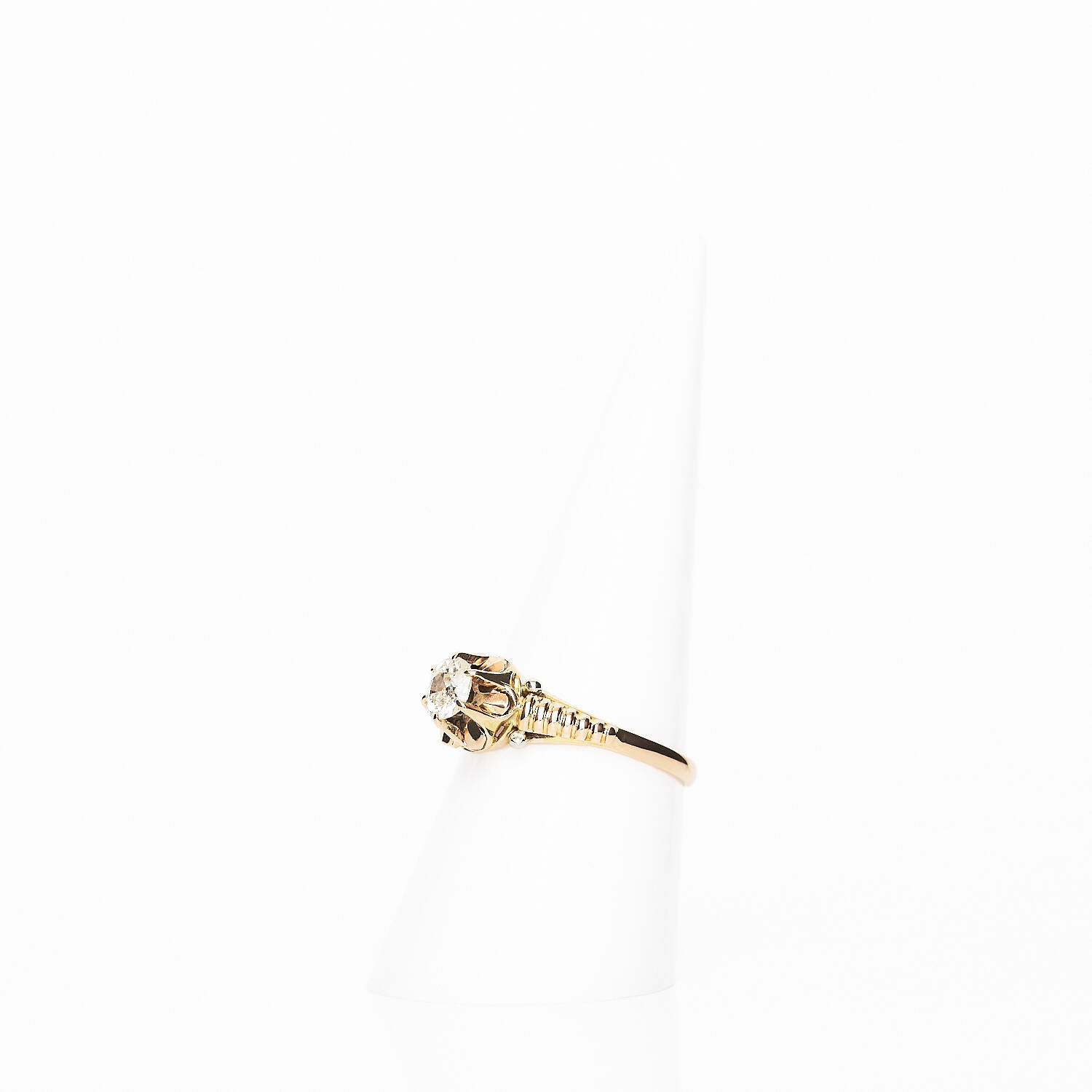 Antiker Damenring in 750 Gelbgold mit Diamant - Handarbeit (1404)
