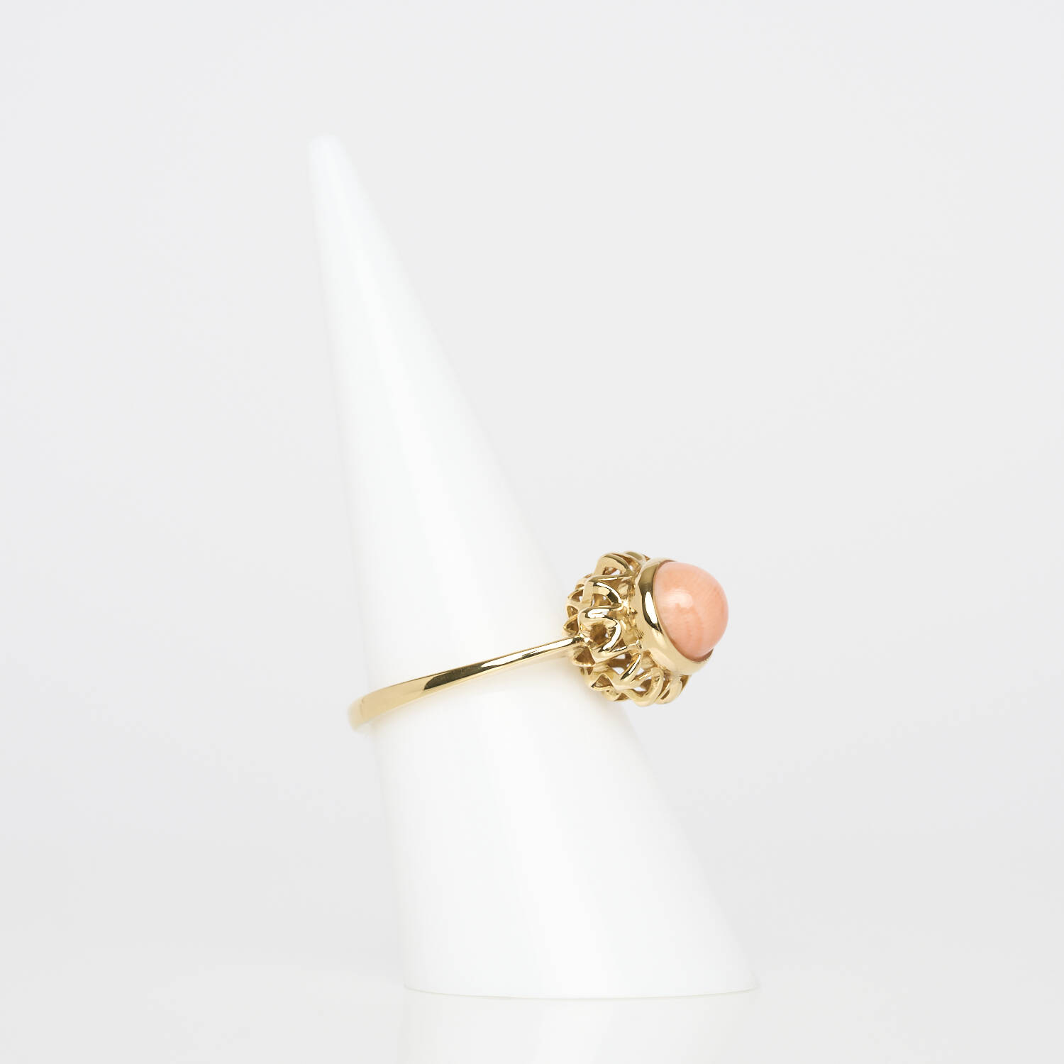 Damenring in 750 Gelbgold mit Koralle