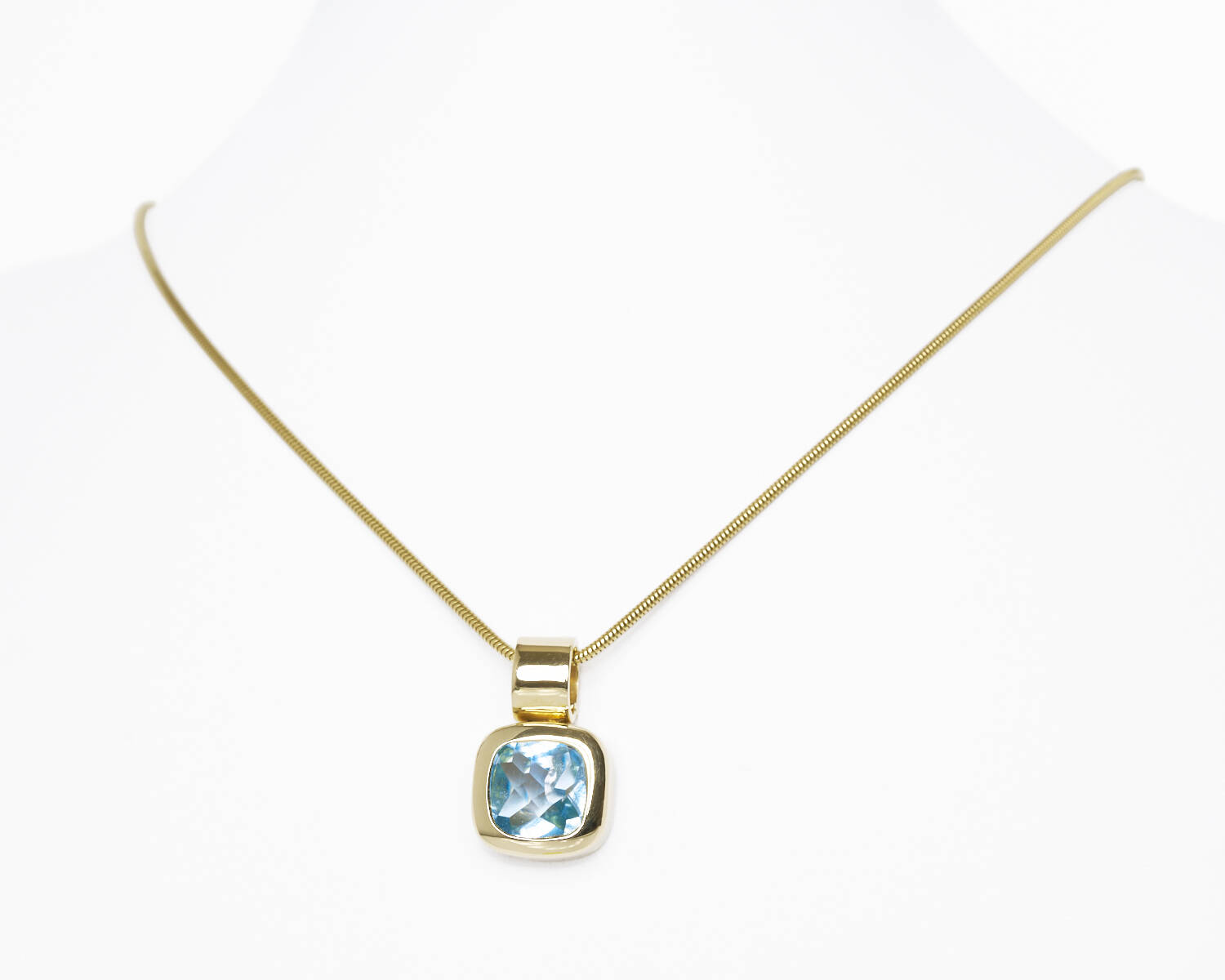 Anhänger in 585 Gelbgold mit Blautopas (1240)